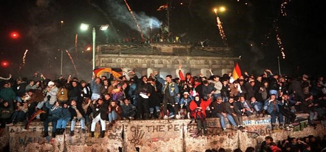 Berlin Wall Falls 1989